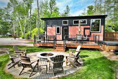 Image de Near Pictured Rocks and trails, access to AuTrain river, with private hot tub