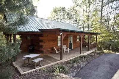 Image de Bear cabin. This modern log cabin with Hot Tub is a large studio with a spectacular king size bed!