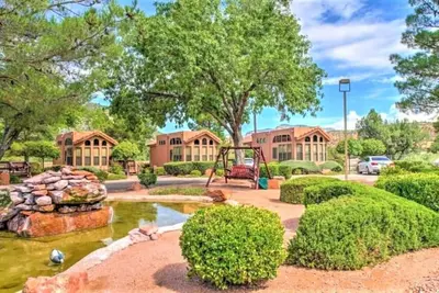 Image de Sedona Getaway in the Pines! Fully furnished bungalow with all resort amenities.