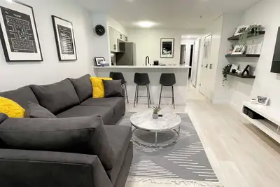 Image de Cozy fully renovated townhome, free parking. Minutes away from Whistler Village.