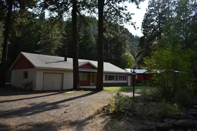 Image de Tranquil, Nostalgic Riverfront Property on 1\/2 acre on White Pass