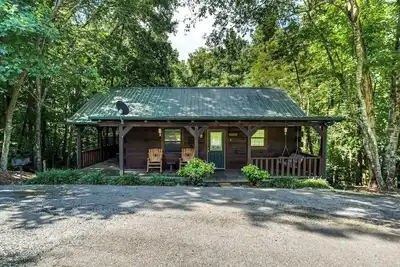 Image de Deer cabin. This modern log cabin with Hot Tub is a large studio with all of the 'bells and whistles'! ! !