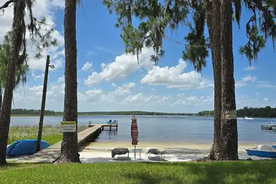 Image de Lakefront- peaceful hideaway, short drive to attractions, springs and beaches.
