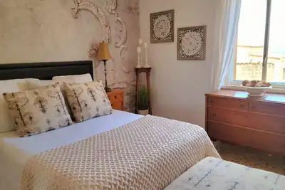 Image de Beautiful home in historic town surrounded by wineries. Lovely terrace & views