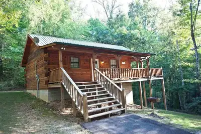 Image de Angler cabin. This modern private studio Cabin with Hot Tub is tucked away in a wooded cove.