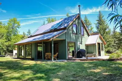 Image de Charming Scandinavian Modern Riverfront Fishhouse