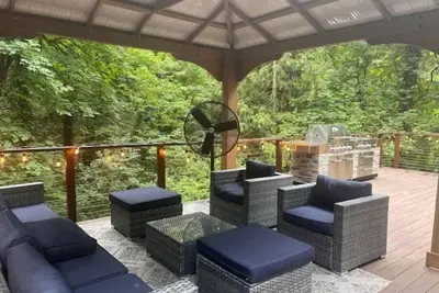 Image de Serene Oasis:Swim Spa, Sauna, fireplace, private, 10 min to Downtown, Pet-Friendly!