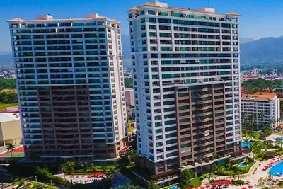 Image de Grand Venetian Luxury Oceanfront Condo with full amenities.