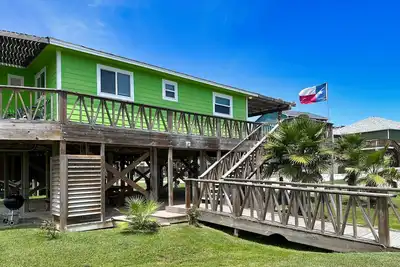Spacious beach bungalow 1 block from the ocean, 4 bedrooms