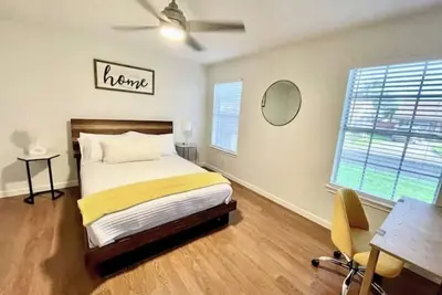 Image de Charming 4 Br House, w\/ Tv room close to shopping centers and restaurants