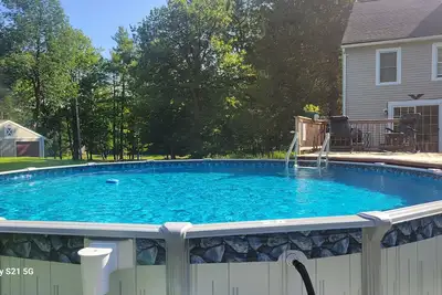 Image de Beautifully Restored Federal Colonial. New pool, Large Deck, New Hot tub, privacy