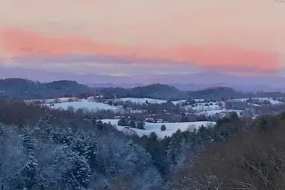 Image de Unique 4 ac. private country estate, stunning views, 1/4 mile to Va. Creeper!