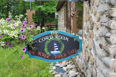 Image de The Forge at Torch Lake: nearby lake access and boat ramp, boat trailer parking