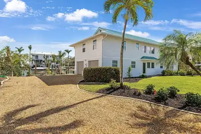Image de Incredible Deep water canal front home with private pool