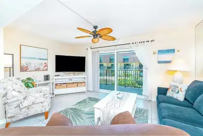 Image de Sun-Kissed Escape: Steps to Pier w/ Heated Pool & Private Balcony