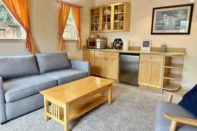 Spacious guest house, fireplace, king bed