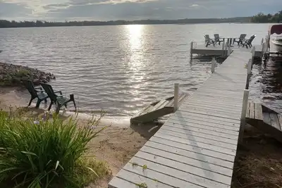 Image de Water front cabin with sandy beach, sandy swim area. No stairs to lake.