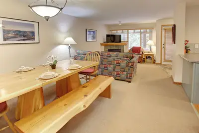 Image de Village Gem: 2br, 2ba, Private H/T, Free Parking, Heart of the Village, Free Bus