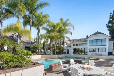 Image de Grand hillside estate with private pool, spa
