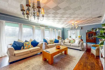 Image de Spacious Designer Home with Private Solar-Heated Pool, Treehouse & Sunroom