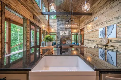 Image de Rustic Meets Luxury in Broken Bow: Hot Tub, Fireplaces, 3 King Suites