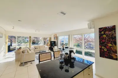 Image de A sunny open stylish 3b&2b home in Yarralumla close to Lake and shopping centre