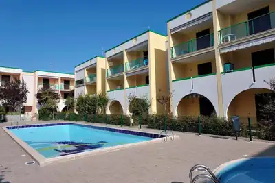 Image de Appartement de vacances avec climatisation, balcon et piscine