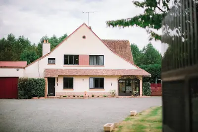 Image de Maison de campagne entre champs et forêts