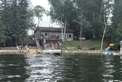 Image de Peaceful lakefront cottage with beach, fishing, and sunsets on private drive.
