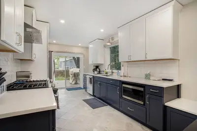 Image de Beautifully updated Home- Walk to Notre Dame -sleeps 12