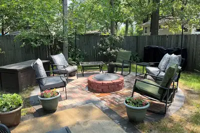 Image de Bright colorful home with hot tub and fenced in private back yard. Pup friendly!