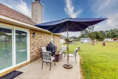 Image de Recently Updated Home with a Fire Table