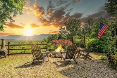 Image de New! Luxury Nantahala Cabin with Mtn Views, SoakTub, Fire Pit