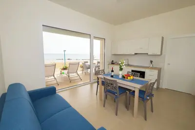 Image de Beachfront apartment 6 pax with veranda with panoramic beach view