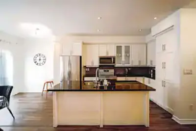 Image de Cheerful Spacious corner unit townhome (3 bedrooms, 1 office) with parking spots