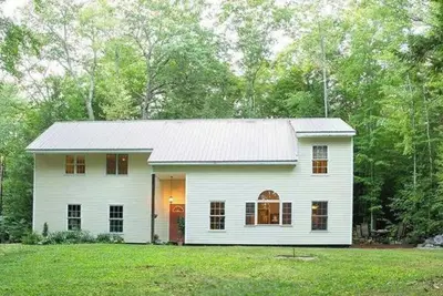 Image de Spacious, cozy home nestled in woods with private outdoor area and fire pit