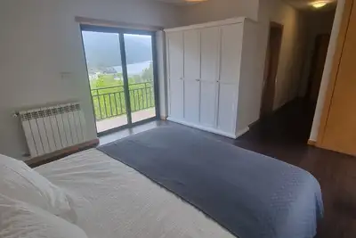 Image de Grande villa avec terrasse et piscine située face au lac
