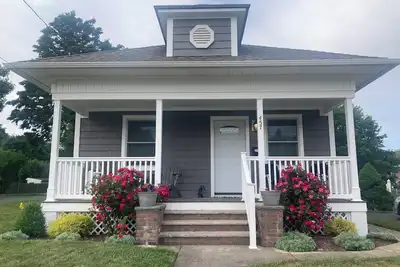 Image de Charming Newly Renovated Home 1 mile to West End Beach\n\n