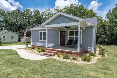 Image de Southern Comfort Bungalow- Cozy & Close to Downtown Columbus, 7 Miles to Airport