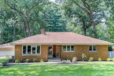 Image de 1 mile from Nd! Beautifully renovated and roomy 4-bed, 3-bath home, wooded lot.