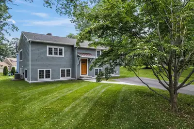 Image de Cottage by the Cliff. 5 minute walk to oceanside Cliff Walk. Newly renovated.