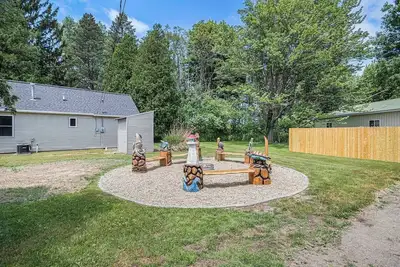 Image de 3 Cabin Pkg-Pickleball Ct | Hot Tub-all yr | 2. 5 Acres | Dog Friendly | Fire Pit