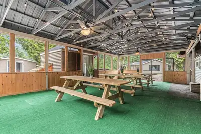 Image de 3 Cabin Pkg-Pickleball Ct | Hot Tub-all yr | 2. 5 Acres | Dog Friendly | Fire Pit