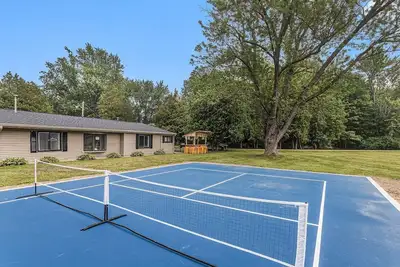 Image de 3 Cabin Pkg-Pickleball Ct | Hot Tub-all yr | 2. 5 Acres | Dog Friendly | Fire Pit