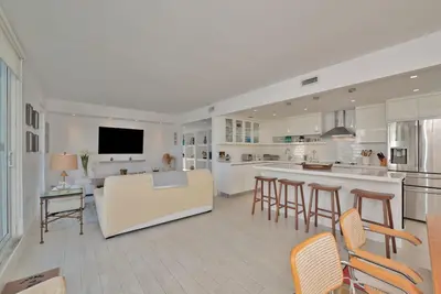 Image de Great Key Biscayne family sized ocean front condo 3\/3 with large pvt terrace.