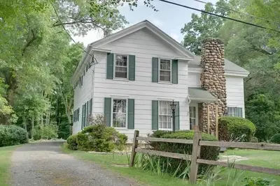 Image de Stunning Finger Lakes Farmhouse. Conveniently located near Ithaca.