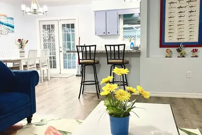 Image de Cozy retreat located minutes from beaches, shops and SpaceX.
