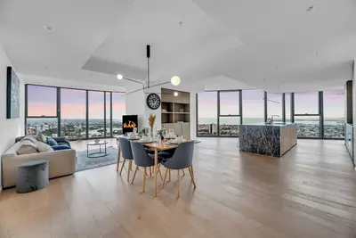 Image de Luxe Panoramic Penthouse with Free Onsite Parking