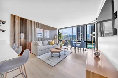 Image de Modern Renovated Condo - 1 block to beach, free parking!