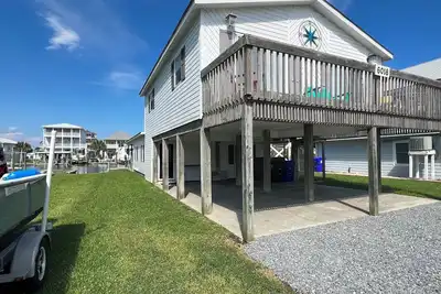 Image de Deep-Water Canal Front Coastal Cottage Only Steps to the Beach & Pet Friendly!